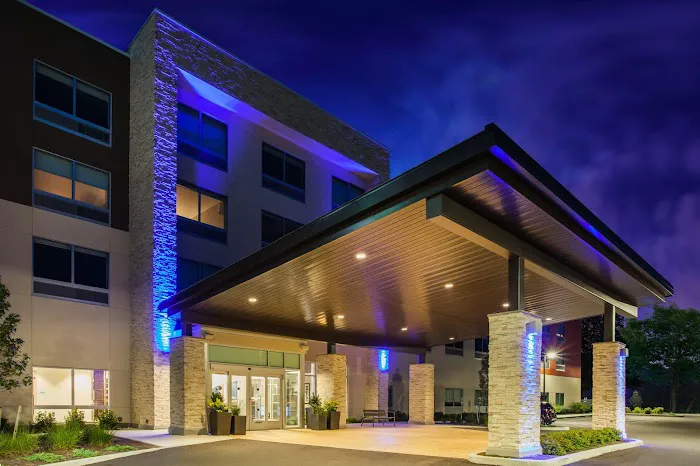 Holiday Inn Express & Suites Queensbury - Lake George Area by IHG 4