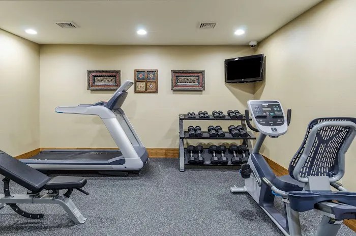 Comfort Inn & Suites 4