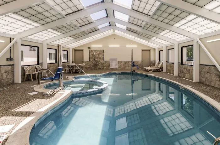 Comfort Inn & Suites 4