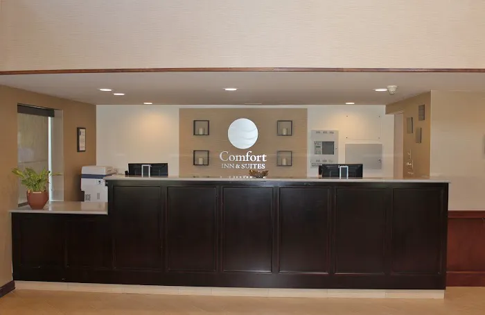 Comfort Inn & Suites 4