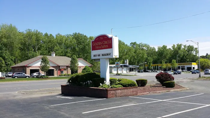 Golden Circle Inn & Suites 4