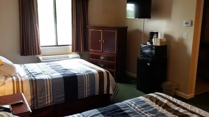 Golden Circle Inn & Suites 4