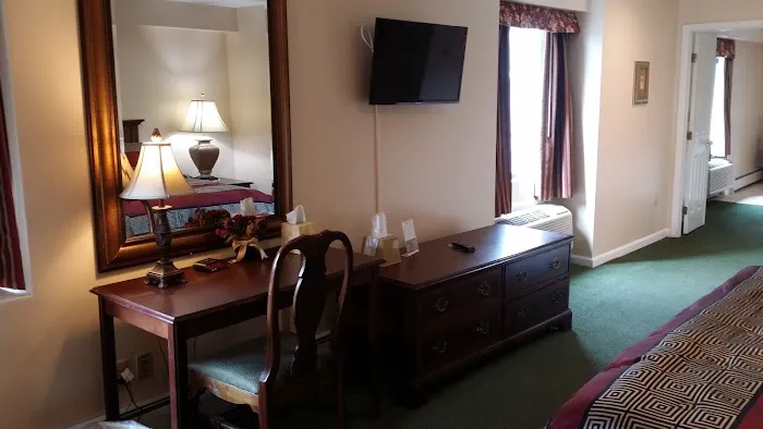 Golden Circle Inn & Suites 4