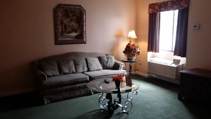 Golden Circle Inn & Suites 4