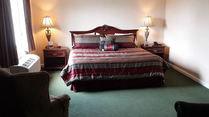 Golden Circle Inn & Suites 4