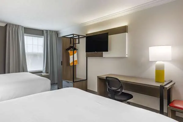 Comfort Inn & Suites 4