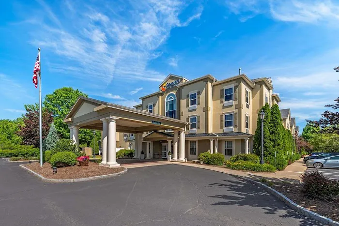 Comfort Inn & Suites 4
