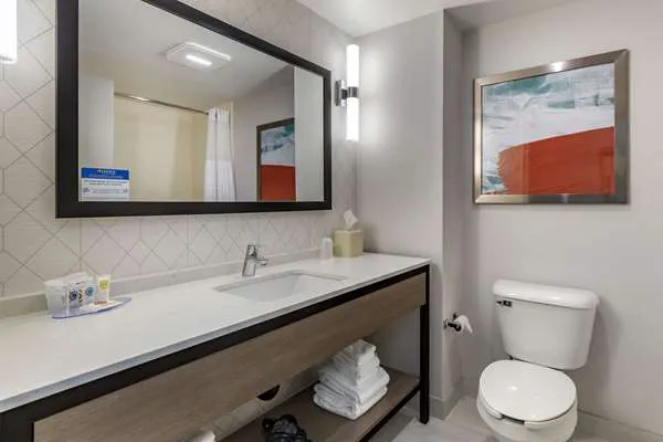 Comfort Inn & Suites 4