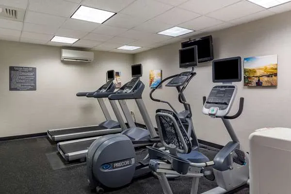 Comfort Inn & Suites 4