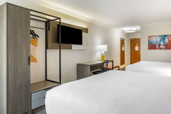 Comfort Inn & Suites 4