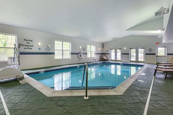 Comfort Inn & Suites 4