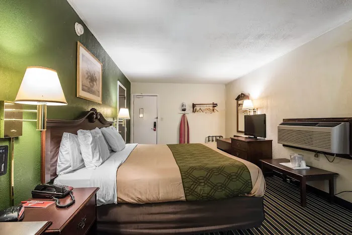 Econo Lodge 5