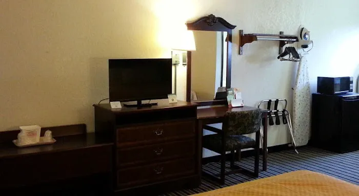 Econo Lodge 5
