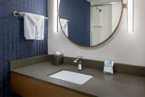 Fairfield Inn Rochester Airport 4