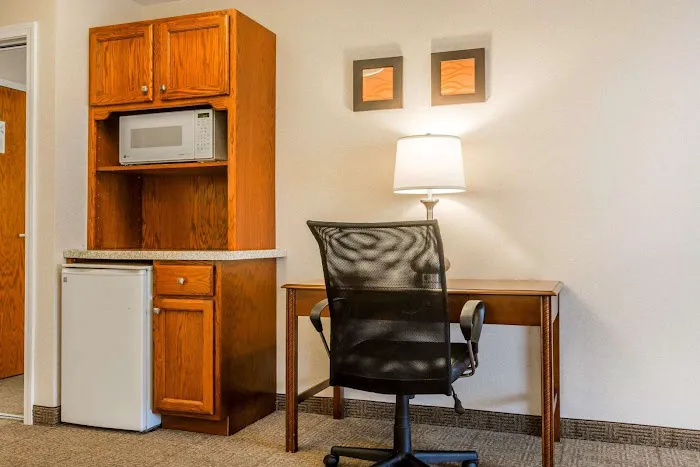 Comfort Inn & Suites 4