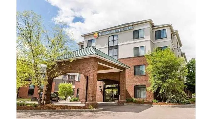 Comfort Inn & Suites 4