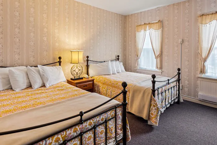 The Pines Inn 4