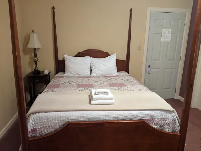 The Pines Inn 4