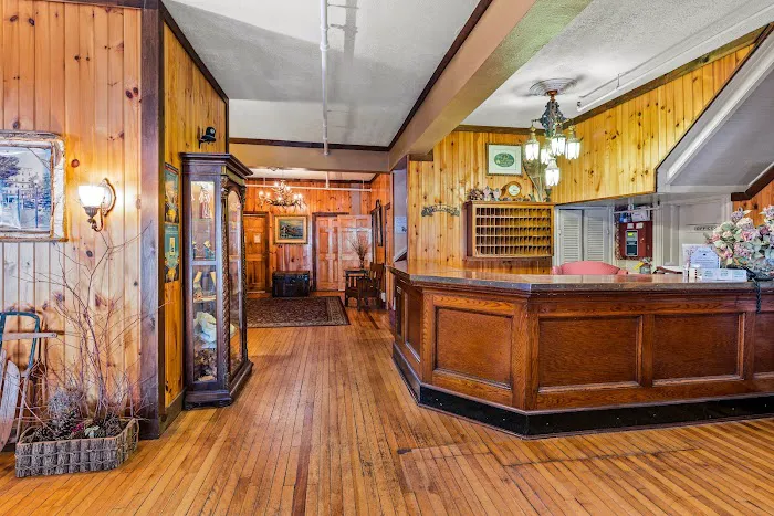 The Pines Inn 4