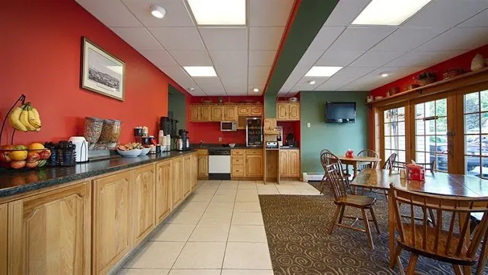 Ludlow Colonial Motel 5