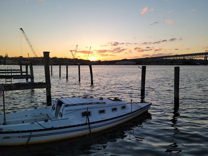 Thames Inn & Marina 5