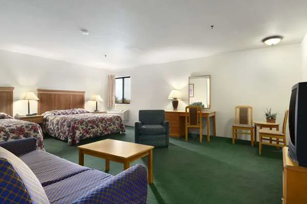 Super 8 by Wyndham Groton 5