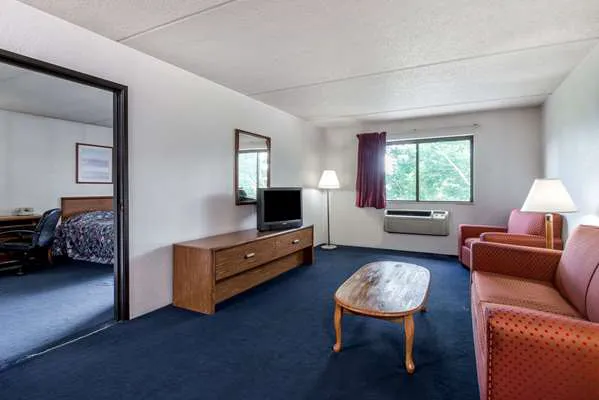 Super 8 by Wyndham Groton 5