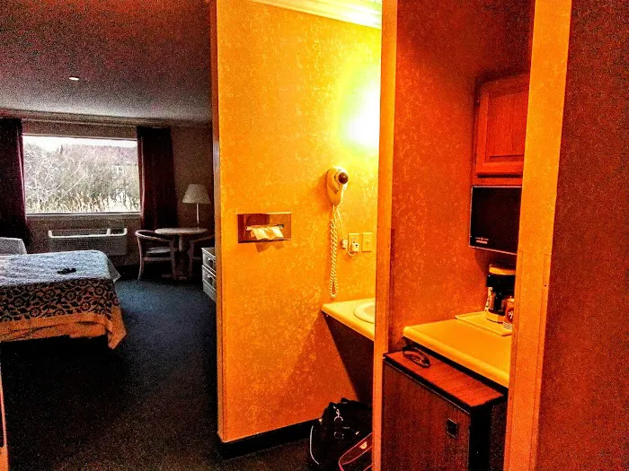 Hilltop Express Inn Groton 4