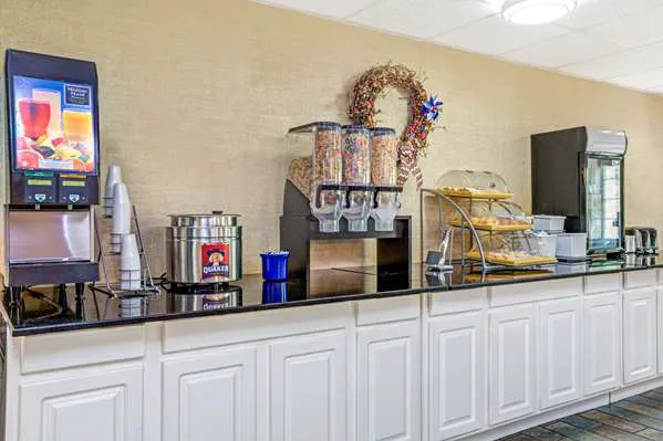 Days Inn by Wyndham Sturbridge 4
