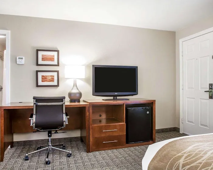Comfort Inn & Suites Sturbridge-Brimfield 5