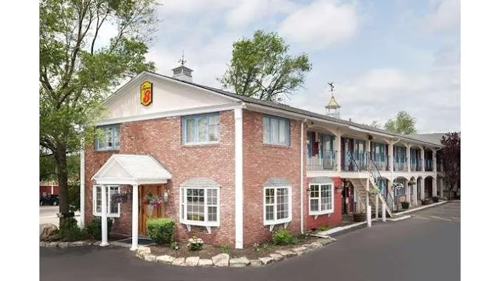 Super 8 by Wyndham Sturbridge 4