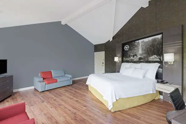 Super 8 by Wyndham Sturbridge 4