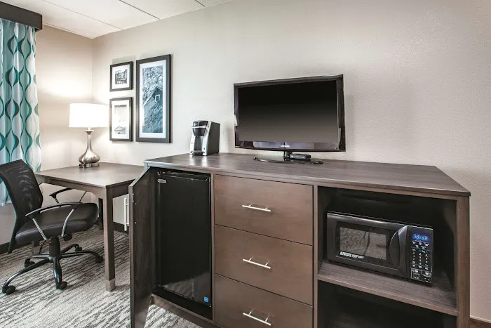 La Quinta Inn & Suites by Wyndham Sturbridge 5
