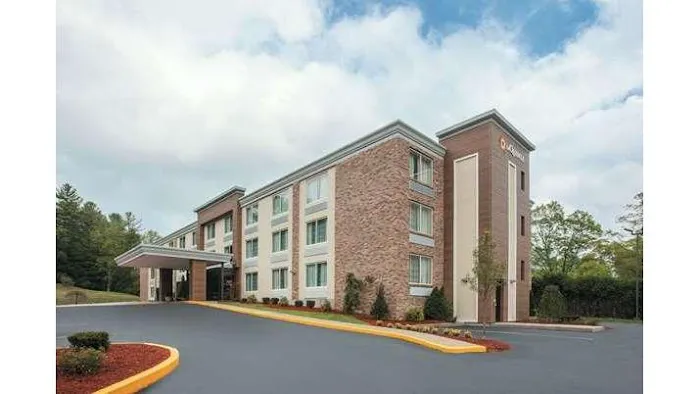La Quinta Inn & Suites by Wyndham Sturbridge 5