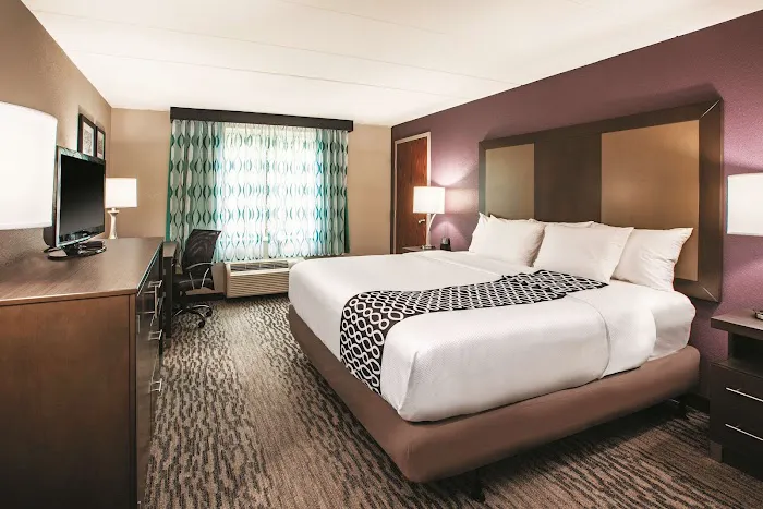 La Quinta Inn & Suites by Wyndham Sturbridge 5