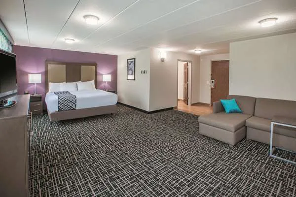 La Quinta Inn & Suites by Wyndham Sturbridge 5