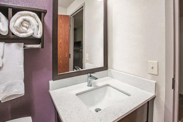 La Quinta Inn & Suites by Wyndham Sturbridge 5