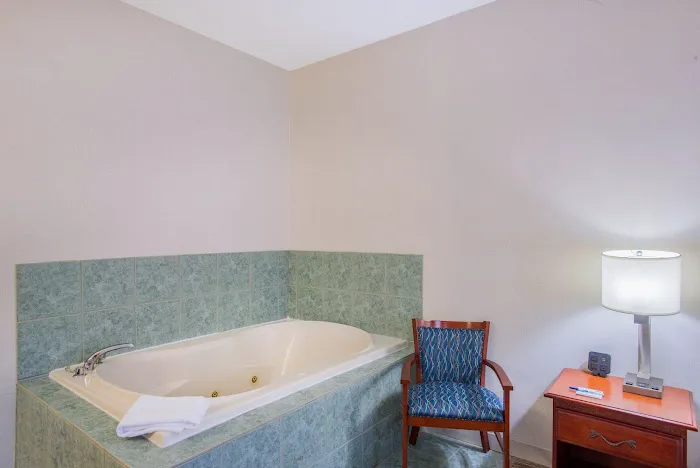 Holiday Inn Express & Suites Brattleboro by IHG 5
