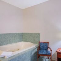 Holiday Inn Express & Suites Brattleboro by IHG ico