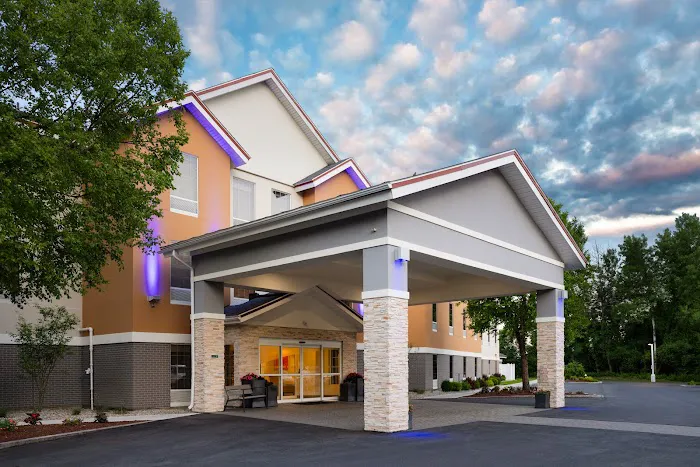 Holiday Inn Express & Suites Brattleboro by IHG 5