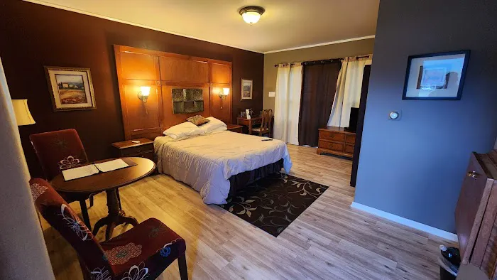 Vinehurst Inn & Suites 4