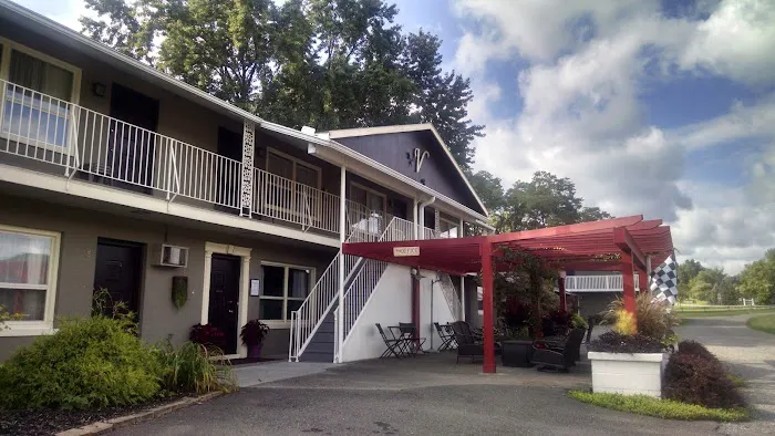 Vinehurst Inn & Suites 4