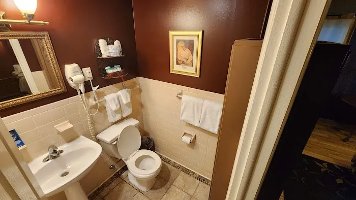 Vinehurst Inn & Suites 4
