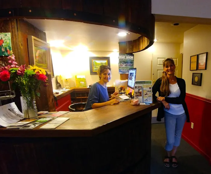 Vinehurst Inn & Suites 4