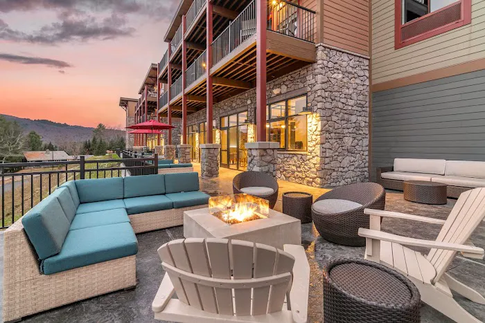 Cambria Hotel Lake Placid - Lakeside Resort 4