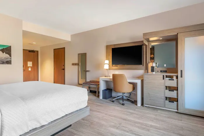 Cambria Hotel Lake Placid - Lakeside Resort 4