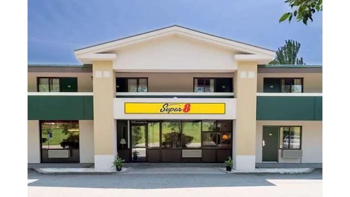 Super 8 by Wyndham White River Junction 5