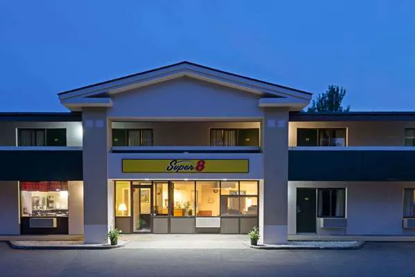Super 8 by Wyndham White River Junction 5