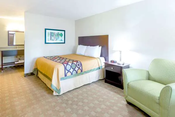 Super 8 by Wyndham White River Junction 5