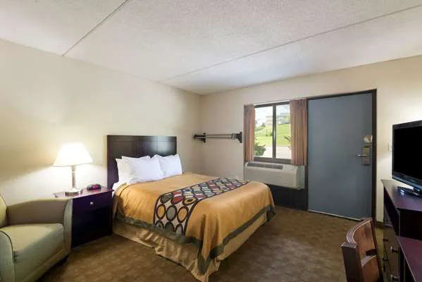 Super 8 by Wyndham White River Junction 5